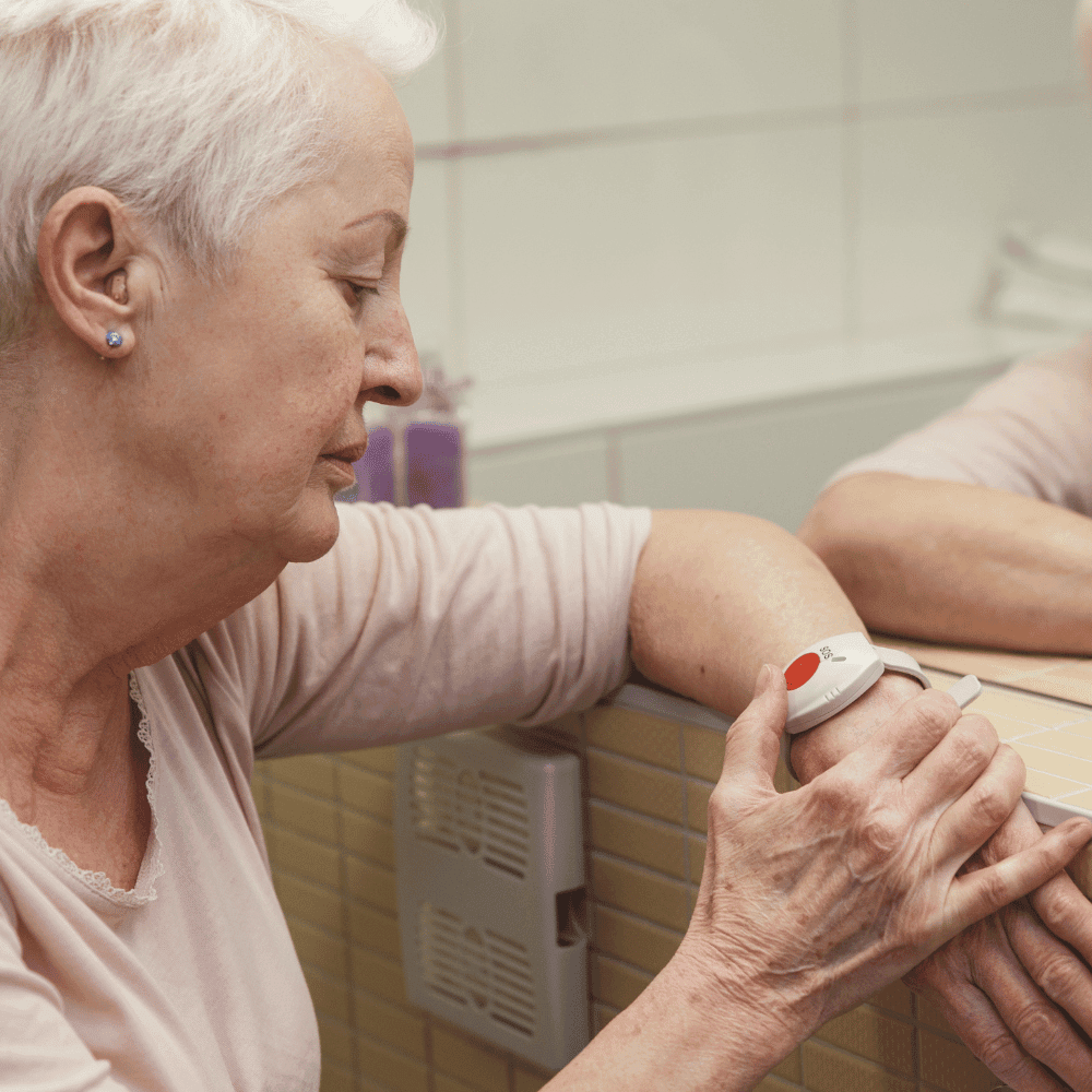 Tísňové tlačítko na zápěstí klienta domova seniorů