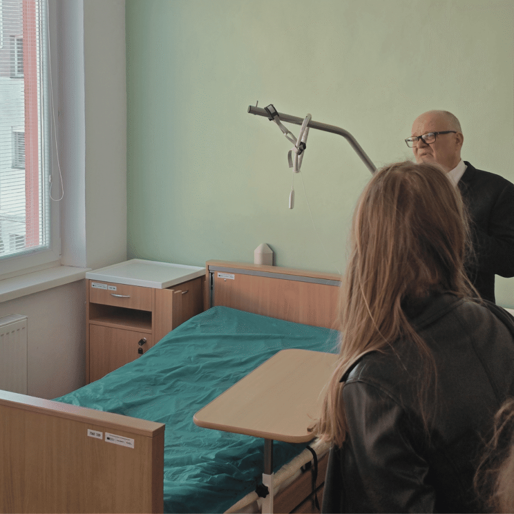 Prehliadka nového hospicu SSPmK v Košiciach počas Dňa otvorených dverí. Návštevníci si prezreli moderné priestory určené pre paliatívnu a dlhodobú starostlivosť.