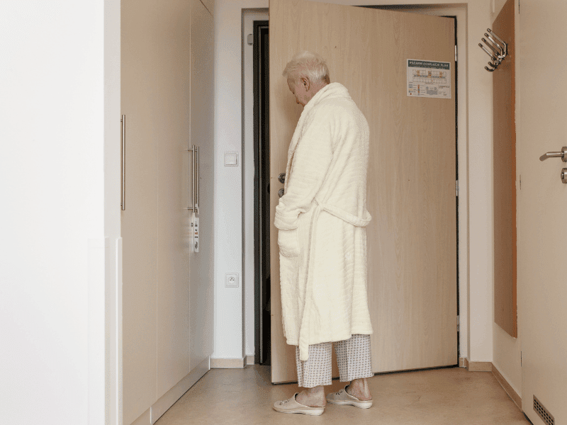 Dezorientovaný klient domova seniorov otvára dvere – automatická detekcia rizík HelpLivi upozorní personál