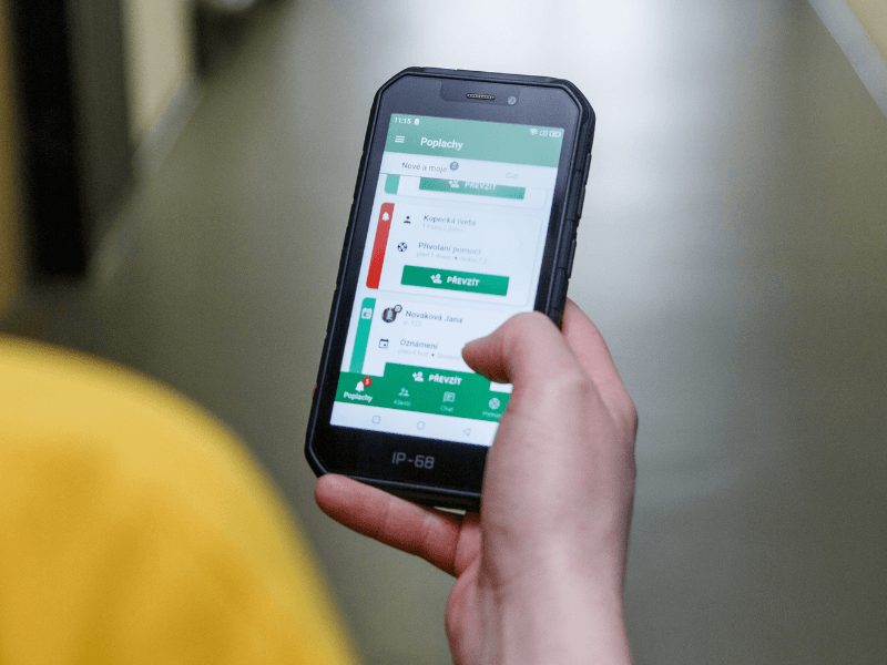 Pečovatel přebírá poplach v mobilní aplikaci HelpLivi na odolném telefonu IP-68